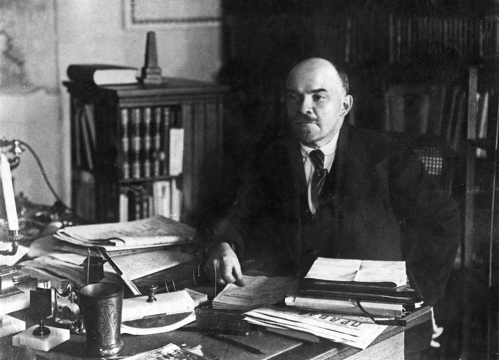 photograph-Vladimir-Ilich-Lenin-desk